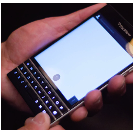 Хардуерната клавиатура на BlackBerry Passport комбинира виртуалната на BB10 с тракпада при 9900