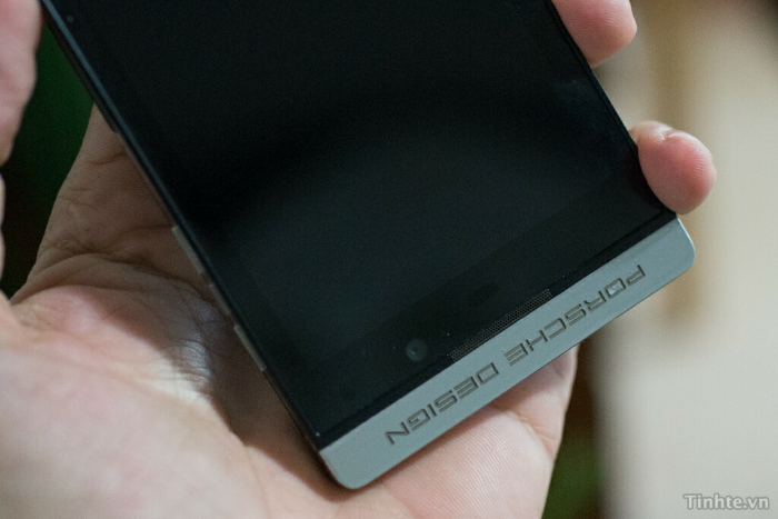 BlackBerry P’9982 Porsche Design има различен UI от Z10
