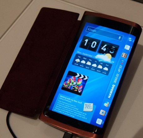 Samsung ще представят първия смартфон с извит дисплей следващия месец