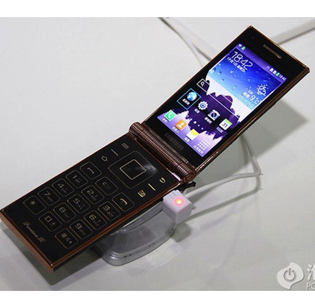 Samsung W2014 е първият флип със Snapdragon 800 процесор. Струва 1640 долара