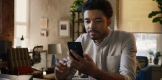 Нова реклама на Samsung осмива вдлъбнатината в дисплея на iPhone X