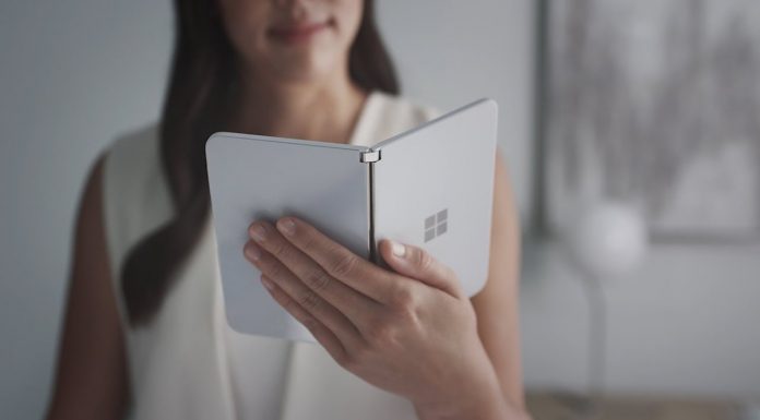 Surface Duo смартфонът на Microsoft е различен и предизвика фурор в мрежата